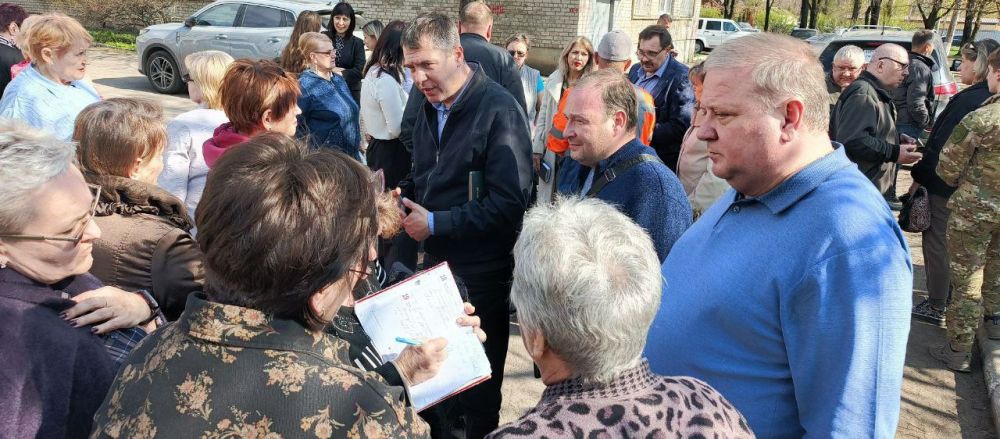 ВСТРЕЧИ ВО ДВОРАХ. Депутаты Донецкого городского совета Виталий Калараш, Михаил Рыбаков, Эдуард Либерман, Александр Иванченко, Лилия Ошурко, Инна Преснухина, Владимир Мозговой, Евгений Куглер, Евгений Селютин...