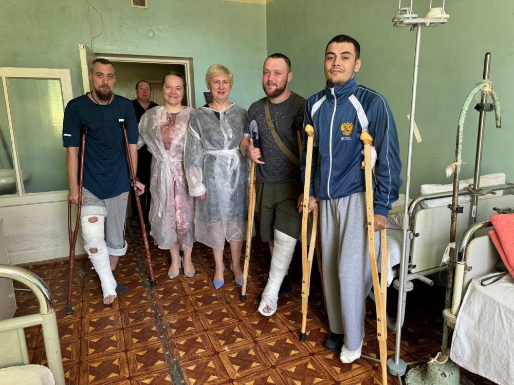 В преддверии светлого праздника Воскресения Христова -Пасхи руководитель Управы Пролетарского внутригородского района городского округа Донецк Елена Рязанцева района посетила бойцов, находящихся на лечении в больнице №9