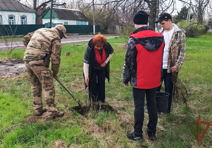В ДНР росгвардейцы приняли участие в акции «Сад памяти»