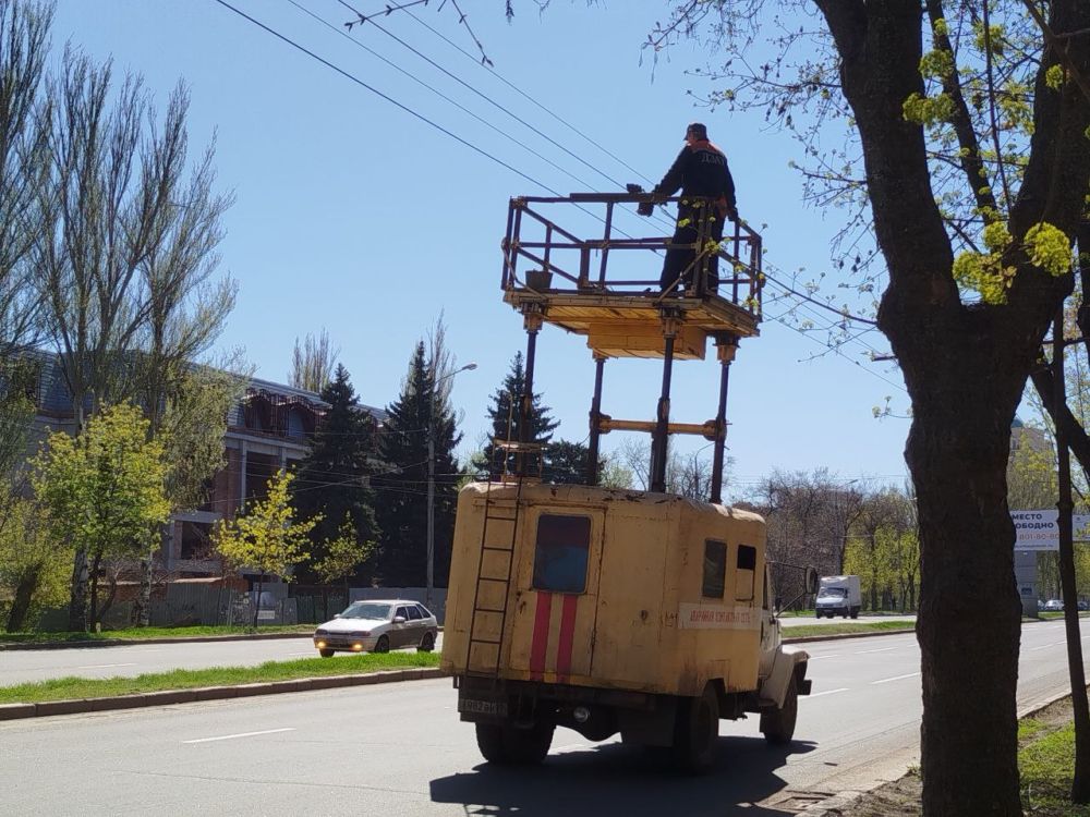 Валентин Левченко: Сегодня сотрудники МУП АГД "Донэлектроавтотранс" восстанавливают контактную сеть троллейбусной линии на Киевском проспекте