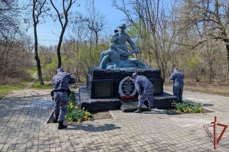 Сотрудники Росгвардии благоустроили территорию у мемориала советским воинам в ДНР