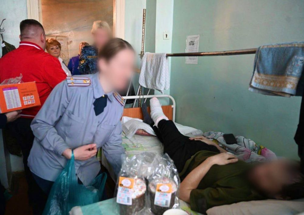 Сотрудники филиала УИИ по Куйбышевскому району г.Донецка поздравили с Пасхой военнослужащих, проходящих лечение