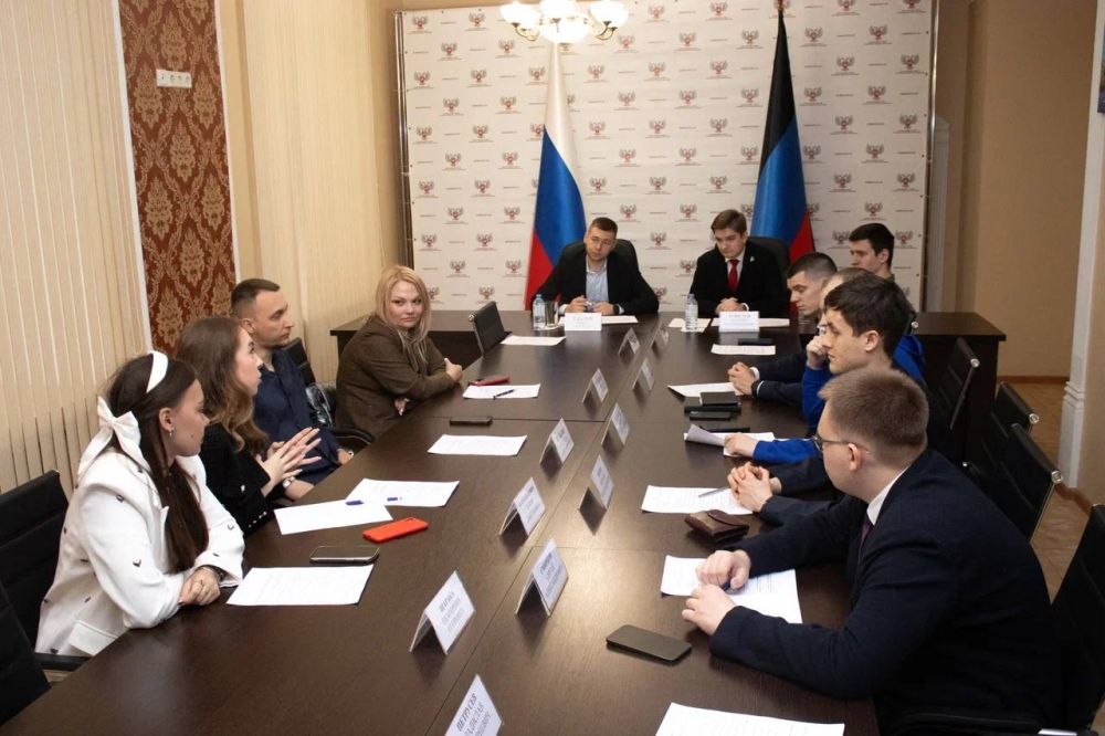 Владислав Подкова: В Народном Совете прошло заседание Комитета по молодежной политике с участием Молодежного парламента ДНР и делегации при Заксобрании Санкт-Петербурга