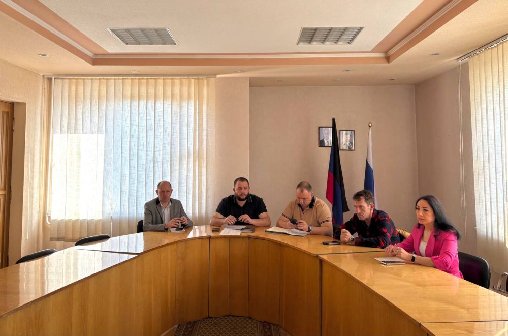 Сегодня, 22 апреля, заместитель руководителя Управы Ленинского внутригородского района Администрации городского округа Донецк Александр Поддубный, начальник Ленинского района тепловых сетей структурного производственного ...