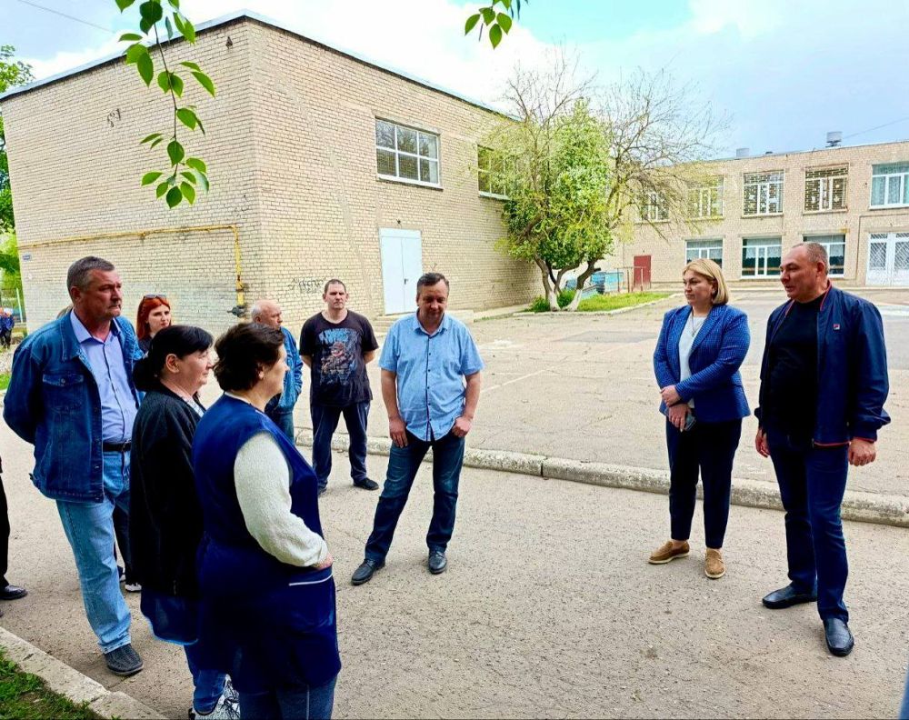 Михаил Меренков: Сегодня состоялась встреча с трудовым коллективом Государственного бюджетного общеобразовательного учреждения "Школа № 147 городского округа Донецк" Донецкой Народной Республики и жителями района