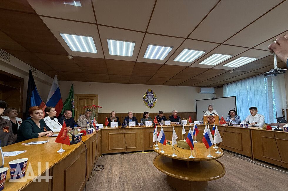 В Донецке на пяти языках вспомнили подвиги прадедов в Великой Отечественной