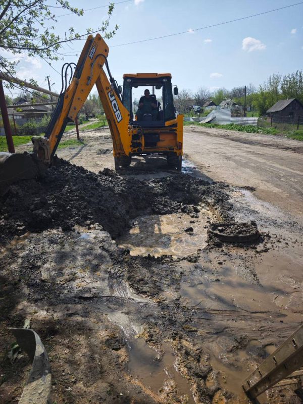 Сегодня, 23 апреля, сотрудниками ГУП ДНР "Вода Донбасса" совместно с подрядной организацией шеф-региона г. Москва, проводились аварийно-восстановительные работы на сетях водоснабжения на ул. Квиринга, 26, в Ленинском...