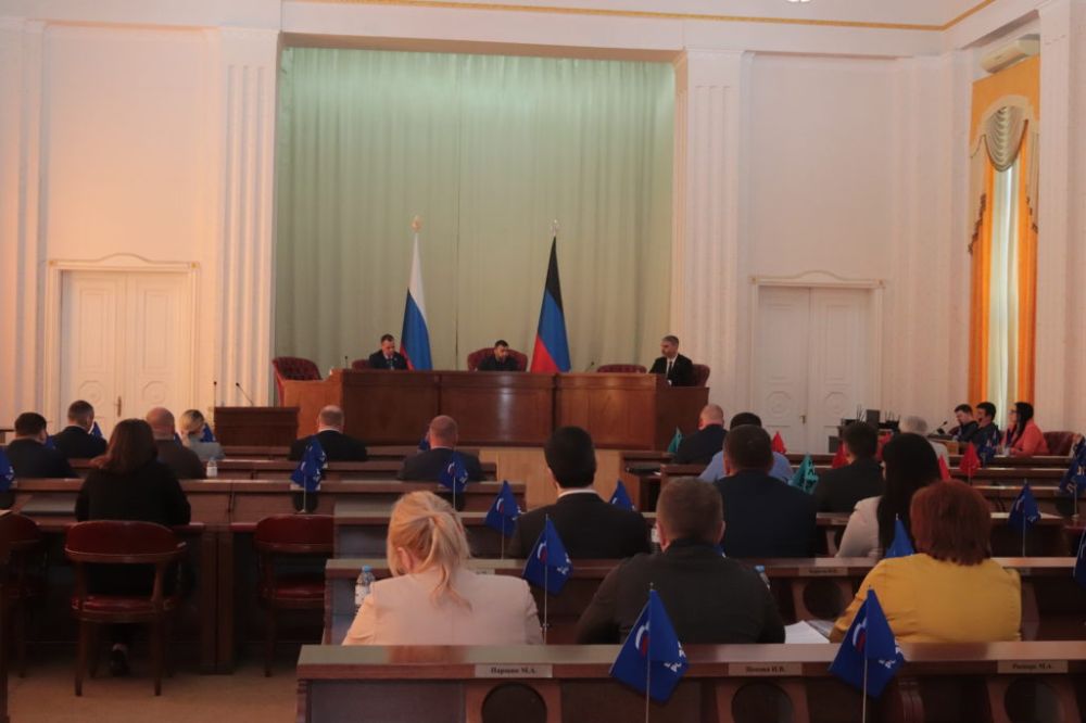 Глава ДНР Денис Пушилин обсудил с депутатами вопросы, касающиеся работы парламента