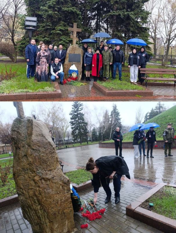 Возложение цветов к памятному знаку «Погибшим мирным жителям г. Сталино (Донецк)» в Ленинском районе города Донецка