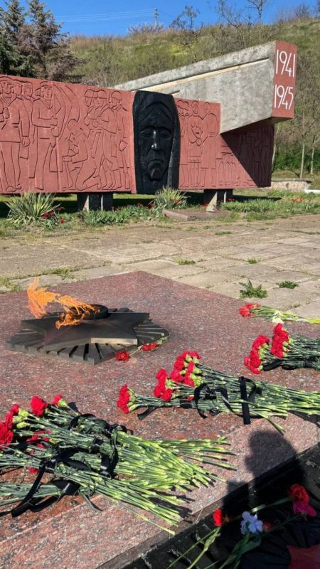 Сотрудники Главного военного следственного управления СК России почтили память героев и оказали гуманитарную помощь жителям Запорожской области