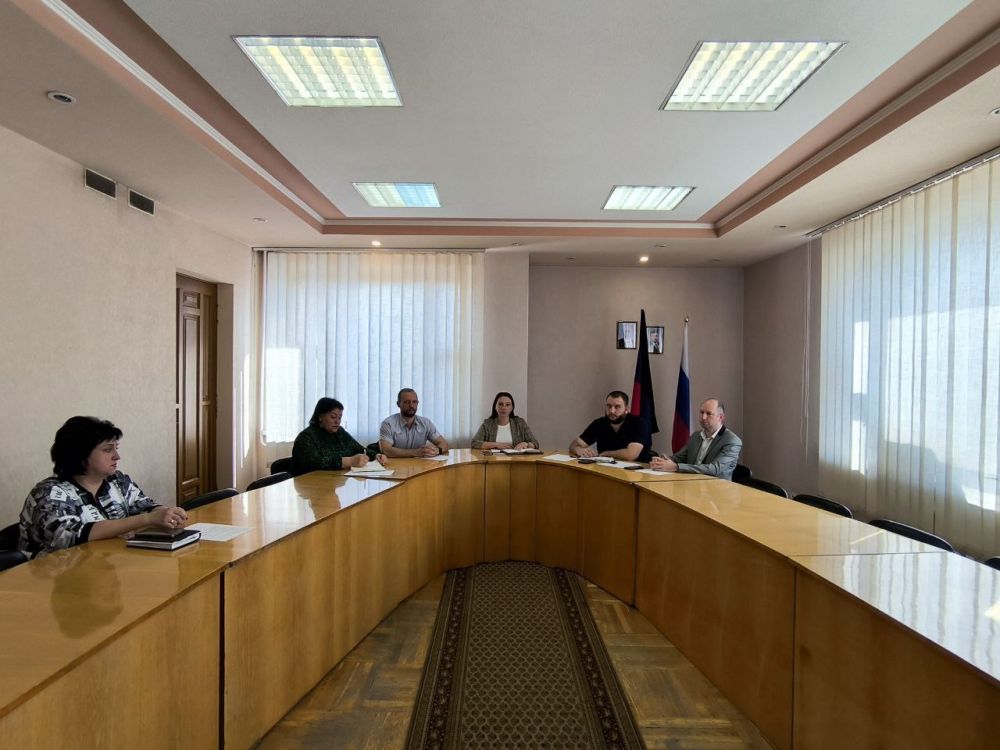 Сегодня, 23 апреля, Руководитель Управы Ленинского внутригородского района Администрации городского округа Донецк Татьяна Темникова провела расширенное аппаратное совещание