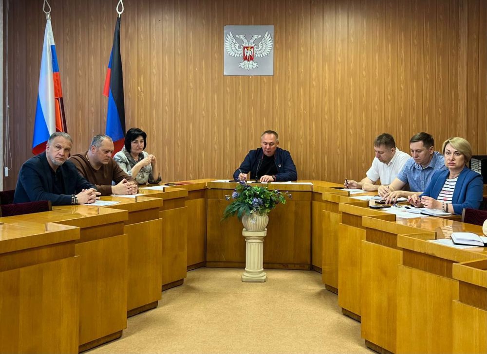 Сегодня руководитель Управы Буденновского внутригородского района Администрации городского округа Донецк Михаил Меренков провел аппаратное совещание с участием депутатов Донецкого городского совета Николая Тимченко и...