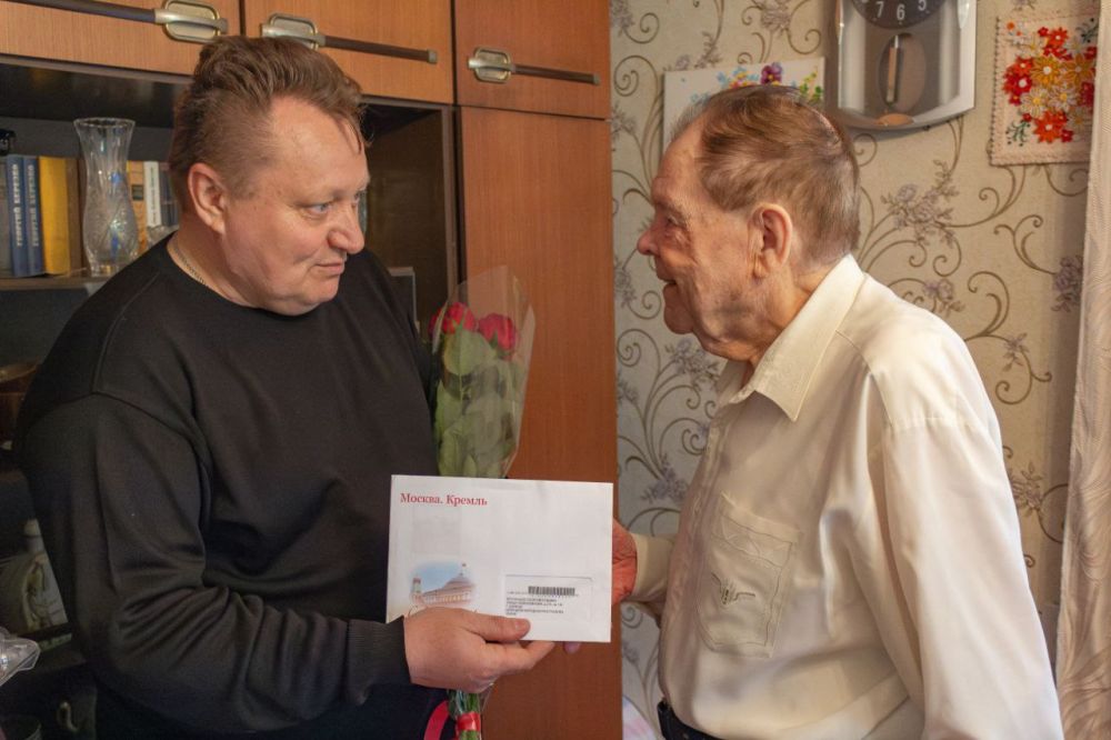 Валентин Левченко: По поручению нашего президента Владимира Владимировича Путина, от имени Управы Киевского внутригородского района и от себя лично поздравил с 95-летним юбилеем замечательного земляка, труженика тыла Георгия...