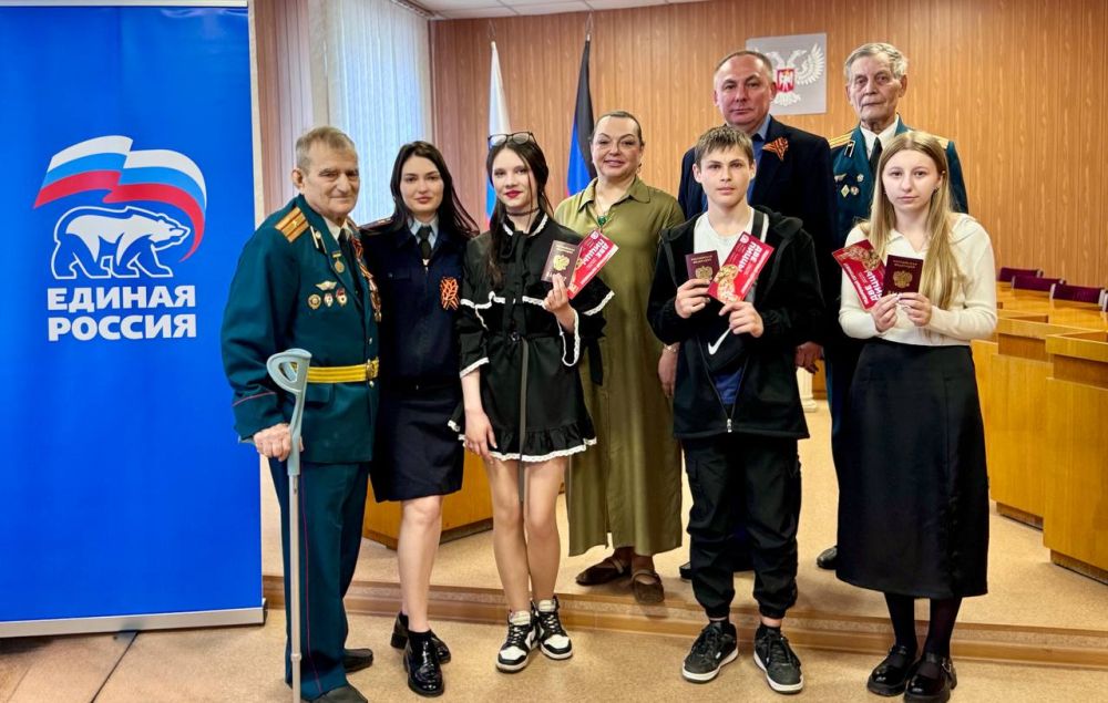 Михаил Меренков: Сегодня, в рамках празднования 80-летия Великой Победы, в Управе Буденновского внутригородского района состоялась торжественная церемония вручения паспортов Российской Федерации гражданам, достигшим...