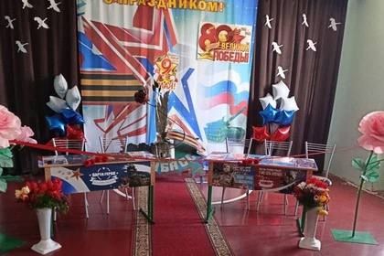 В Донецкой школе открыли две «Парты Героя» в память о выпускниках и учителе