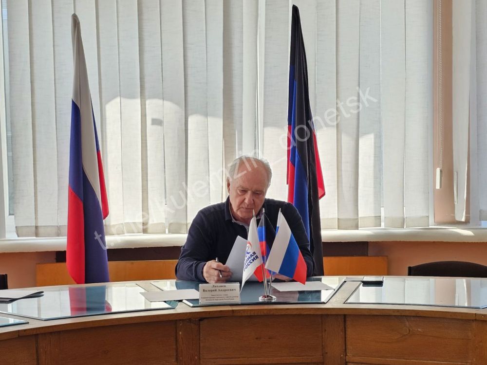 Сегодня заместитель главы администрации городского округа Донецк Валерий Ляховец провёл приём граждан в местной общественной приёмной партии «Единая Россия»