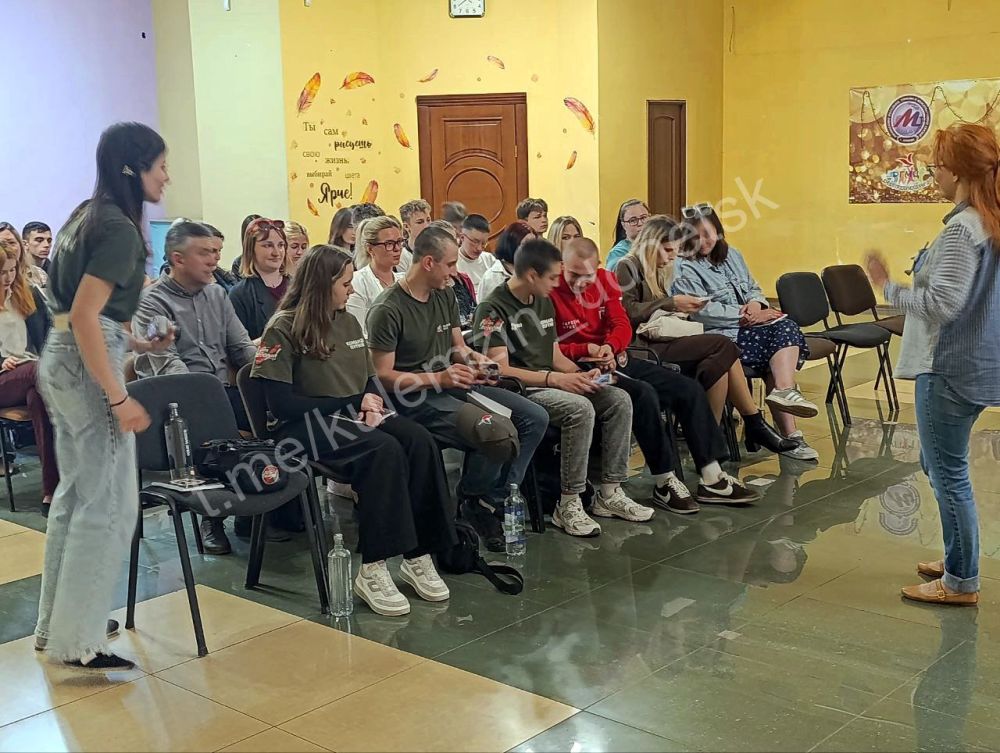 В стенах Донецкого городского молодёжного центра, в честь Международного дня солидарности молодёжи, состоялся тренинг «Командообразование и навыки коммуникации»