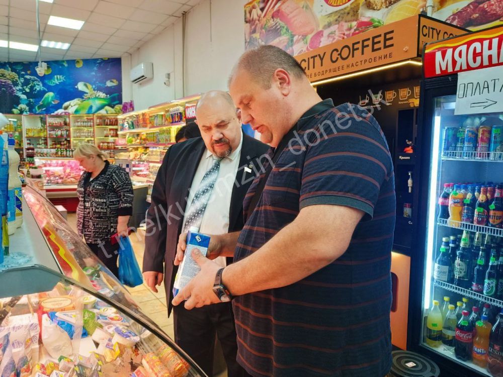 В Калининском районе прошёл плановый рейд Народного контроля совместно с депутатом Народного Совета Андреем Боряком по соблюдению правил торговли и санитарных норм