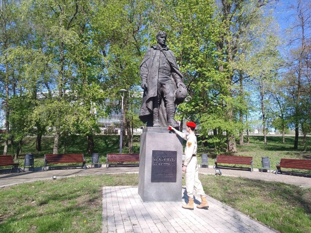 ZV Донбасс. Юнармейцы ВПСК «Легионеры» города Донецк Сердюк Рената и Журман Святослав 24 апреля на мемориальном комплексе «Твоим освободителям, Донбасс!» возложили цветы у памятников «Памяти павших!» и воинам-афганцам, у...