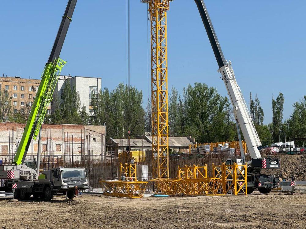 "Знаковое событие": в центре Донецка сегодня установили первый башенный кран