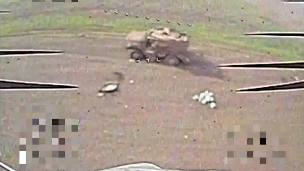 Операторы FPV-дронов сожгли БТР ВСУ MaxxPro американского производства