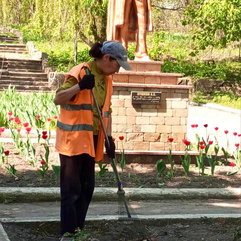 Михаил Меренков: Сегодня рабочими по благоустройству Буденновского района МУП АГО «Зеленстрой г. Донецка» выполнялись работы по высадке кустов роз