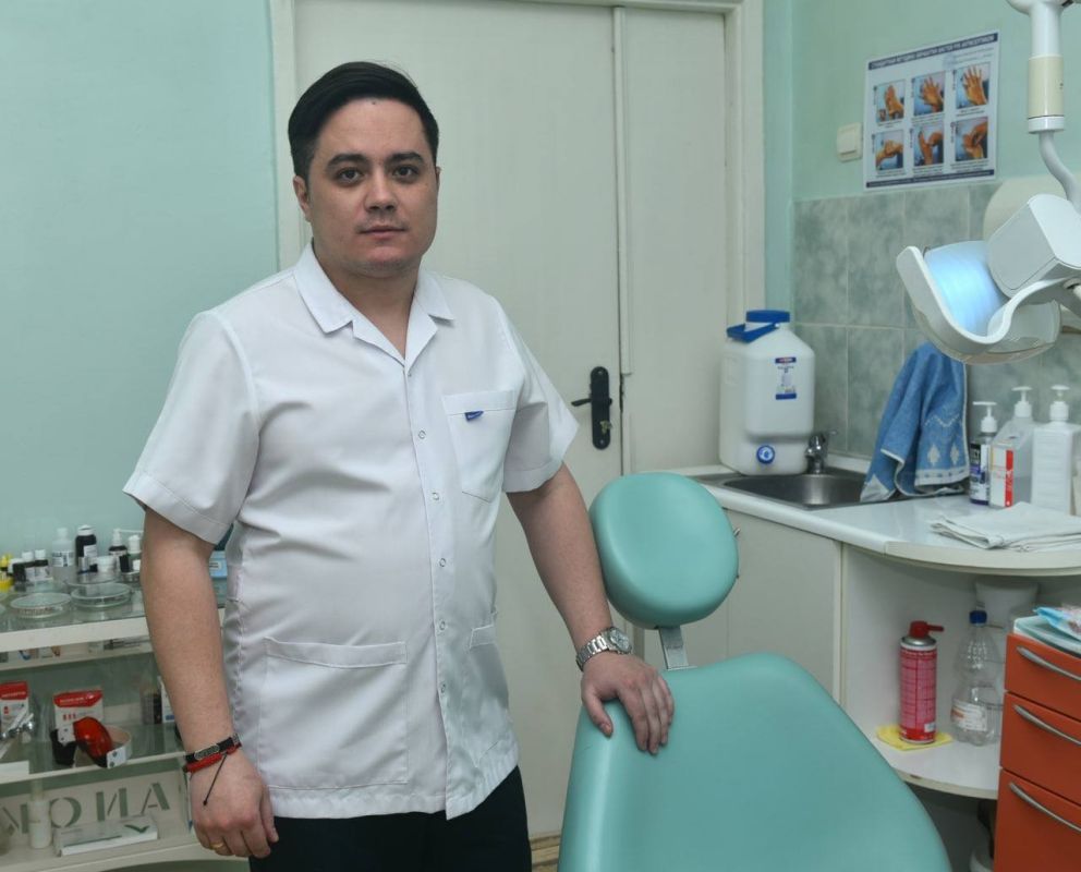 Александр Волошин: #ГероиДонбасса. Вадим Поладов: стоматолог, ставший фронтовым санитаром Вадим Поладов восемь лет работал стоматологом-терапевтом в донецкой поликлинике, но в феврале 2022 года его жизнь изменилась