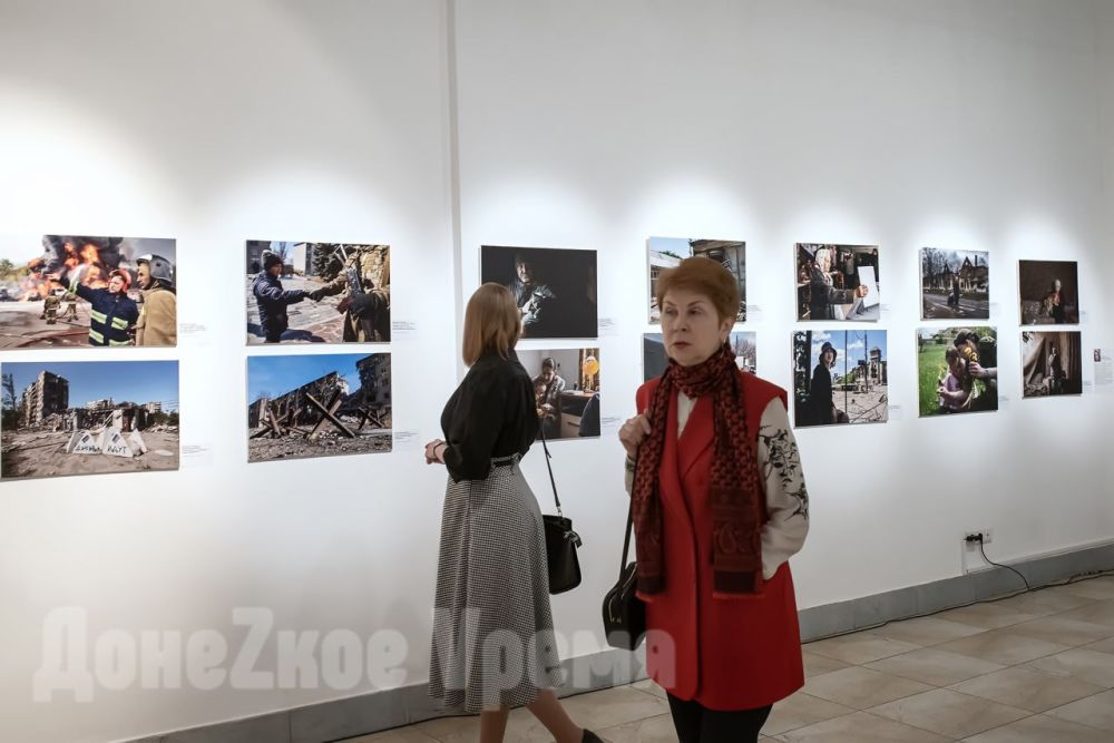 “Это о любви. И это гениально”: военные фотографии донецких журналистов представлены в Москве