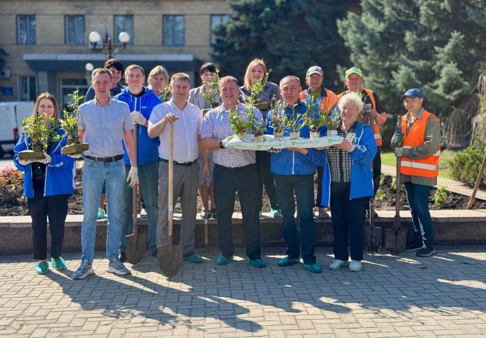 200 роз Донецку!. С коллективом Управы Будённовского района во главе с руководителем Михаилом Меренковым, представителями шеф-региона Москва, специалистами муниципального предприятия «Зеленое строительство г. Донецка»...