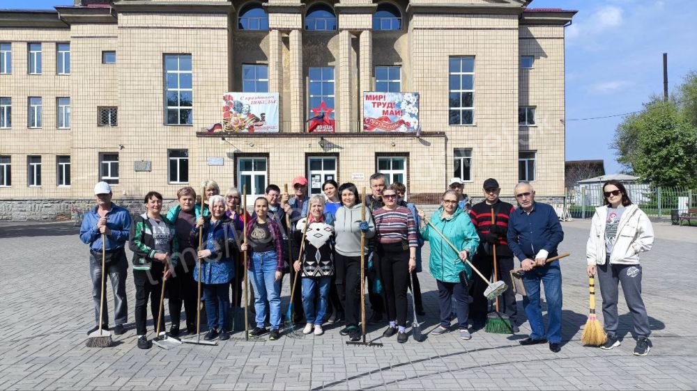 Сотрудники учреждений культуры внесли свой вклад в благоустройство города, с воодушевлением приняв участие во Всероссийском субботнике