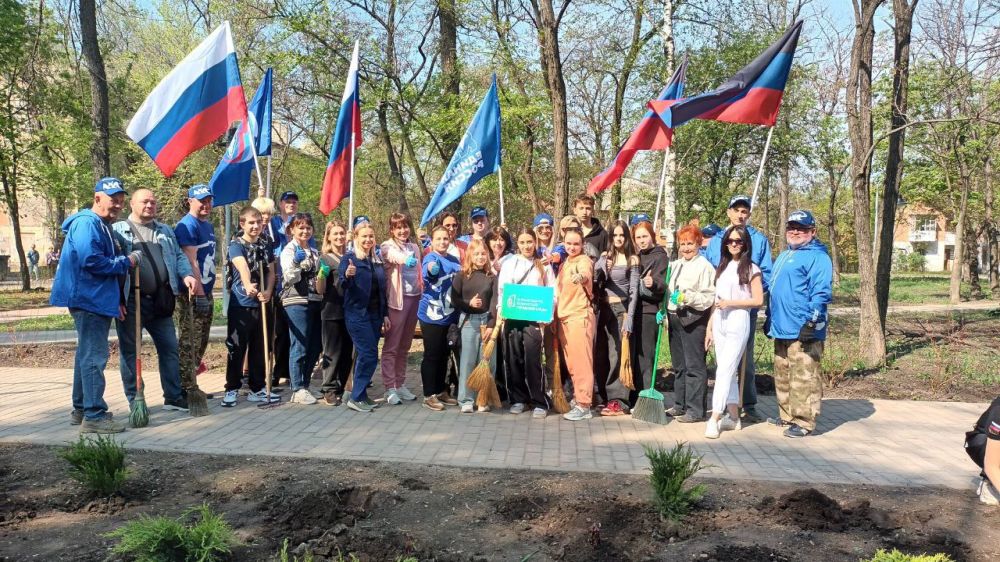 Василий Ткачук: Сегодня, 26 апреля, в сквере "Строитель" Калининского внутригородского района г. о. Донецк состоялся общереспубликанский субботник