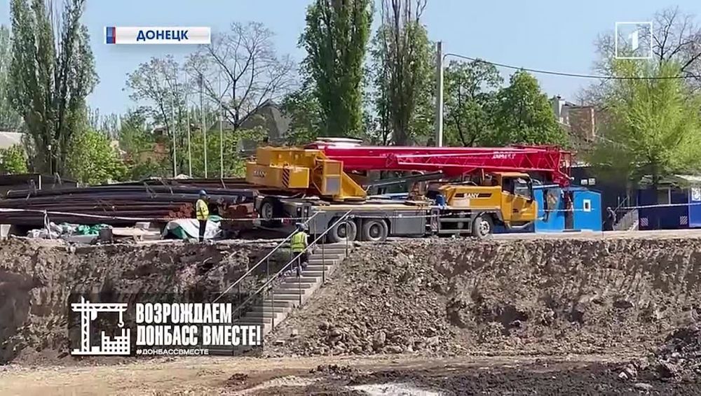 Кирпичик в фундамент новой жизни: над Донецком возвышается первый башенный кран для возведения ЖК
