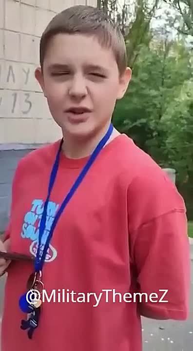 Йобнутая мадам решила наехать на школьника, за то, что он в телефоне смотрел видео на русском языке, но в итоге у самой порвался пукан