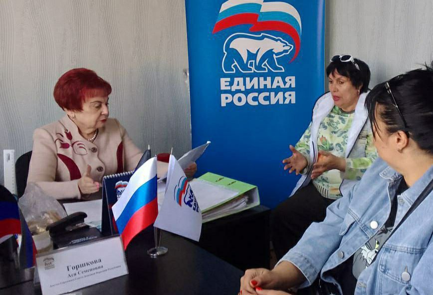 ПРИЁМ ГРАЖДАН. Евгения Мажара, Ирина Бениаминова, Алексей Ковровский, Ася Горшкова, Андрей Середа, Эдуард Момот традиционно принимали граждан в закреплённых районах Донецка