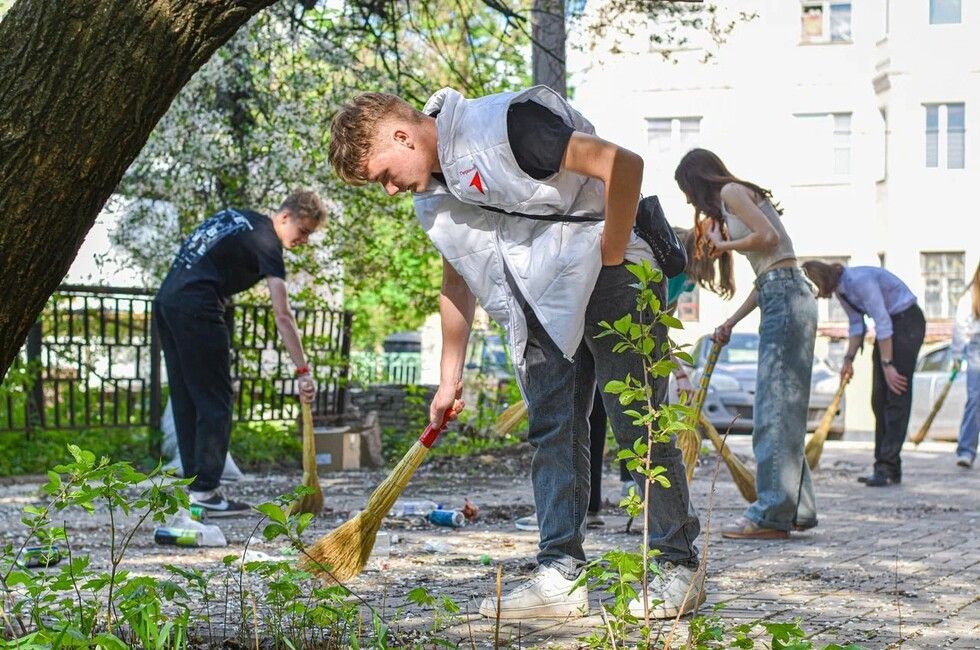 Навели чистоту. Почти 13 тысяч жителей Донецка вышли на субботник