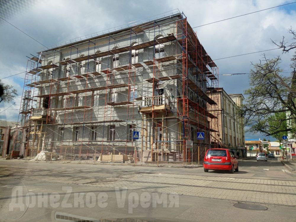 Будет готова совсем скоро: с донецкой "Великобритании" сняли строительный тент