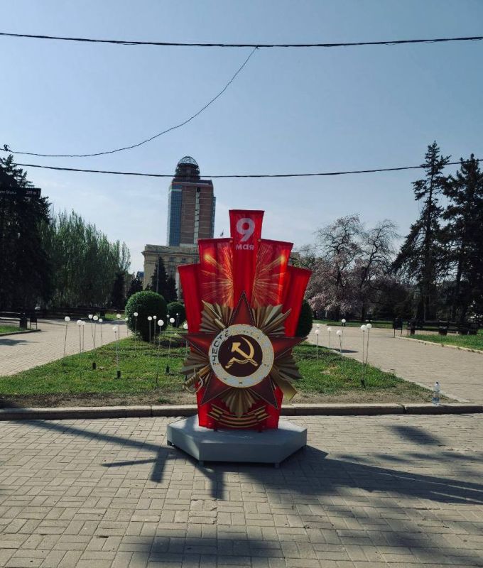 Игорь Гомольский: Тем временем Донецк уже начали украшать ко Дню Победы