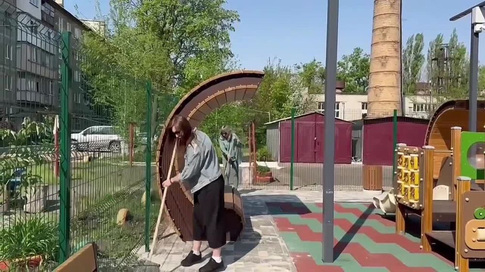 Шахтёрск. Вчера, 26.04.2025 года, состоялось открытие пространства, которое включает в себя детскую игровую зону, спортивную площадку для футбола, зону с тренажёрами и беседку для занятий шахматами и другими настольными...