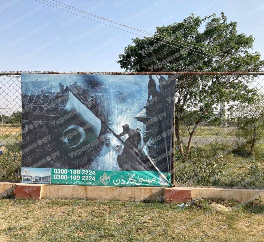 Знаменитую фотографию Евгения Халдея «Знамя Победы над Берлином» в эти дни «взяли на вооружение» пакистанские военные, сделав из нее баннер, чтобы повесить на пакистано-индийской границе