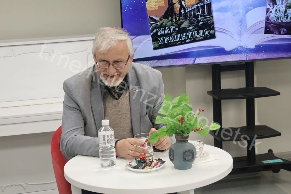 Сегодня в импровизированном литературном кафе «Донлитка» Центральной городской библиотеки прошла творческая лаборатория «Владислав Русанов и магия хранителей Донецка»