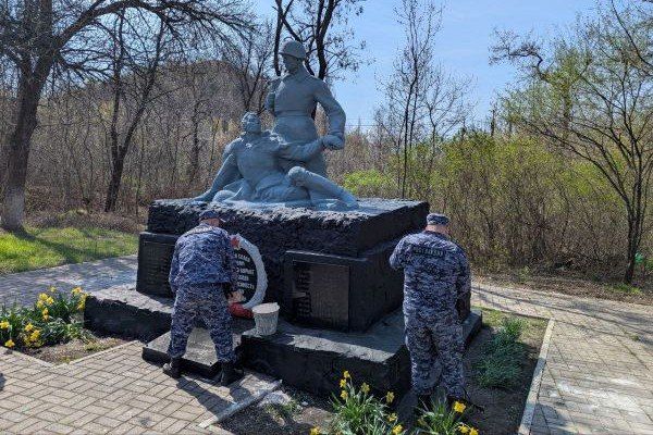 Навели порядок и возложили цветы: росгвардейцы почтили память погибших советских воинов