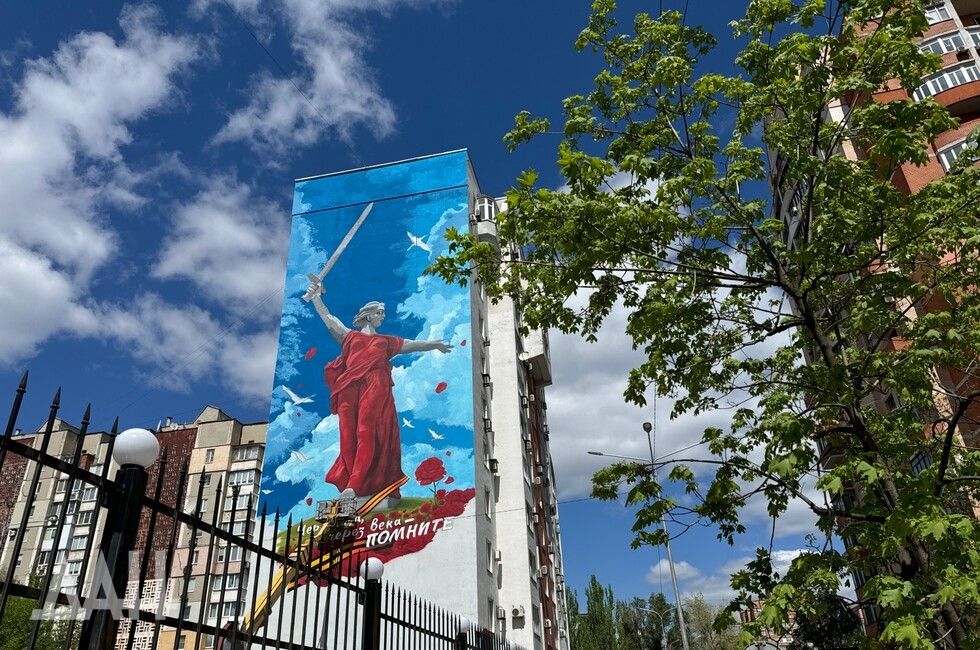ФОТО: Новый мурал к годовщине Победы готовят в центре Донецка