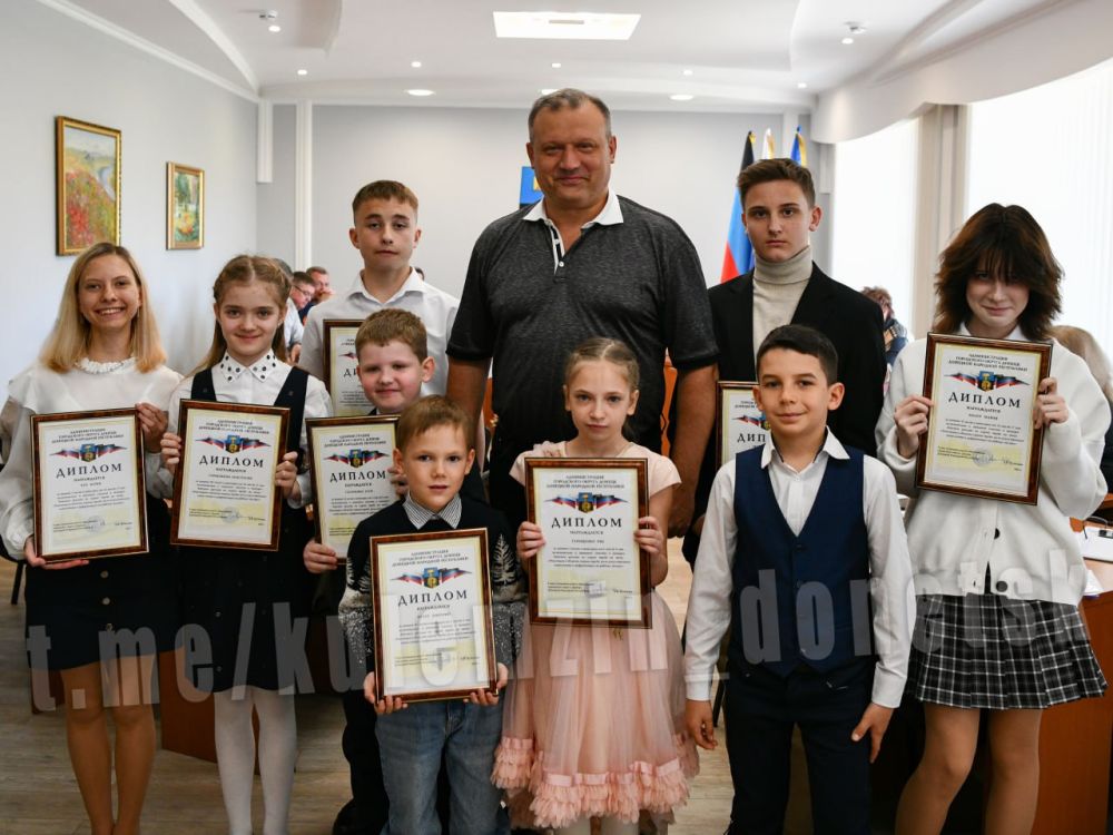 Сегодня, во Всемирный день охраны труда, наградил победителей конкурса детского рисунка под названием: «Революция в области охраны труда: роль искусственного интеллекта и цифровизации на рабочих местах»