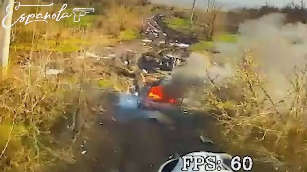 #ИхТамНет. На видео — специалисты отдельного интеллектуального отряда «Русь» на Южно-донецком направлении в окрестностях Часов Яра разматывают ББМ «Варта-Новатор» ВСУ, дронами на оптоволокне системы «КВН»