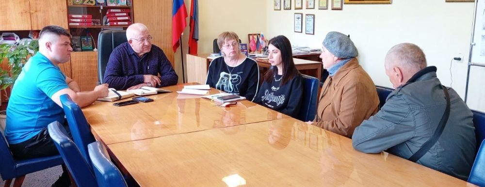 Наталья Бегуненко: Сегодня, 28 апреля, первый заместитель руководителя Управы Петровского внутригородского района Администрации городского округа Донецк Юрий Иванович Плахутин провел еженедельный прием граждан