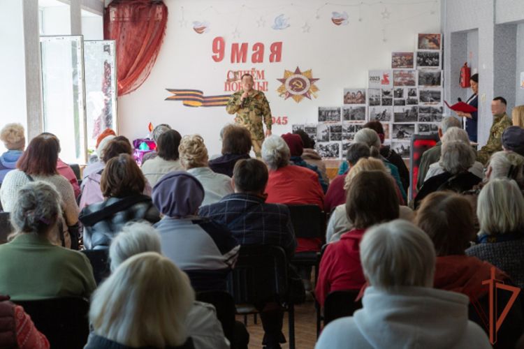 В преддверии 80-летия Победы росгвардейцы организовали концерт для ветеранов в Мариуполе