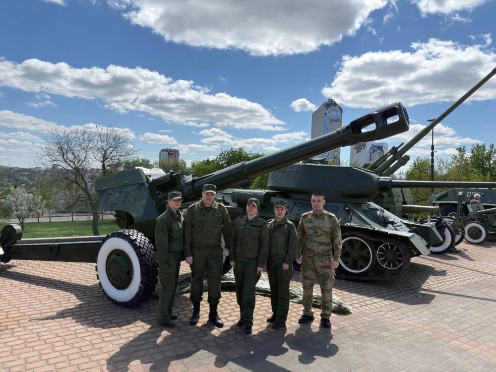 Следователи СК России привели в порядок площадку военной техники у мемориала «Твоим освободителям, Донбасс»