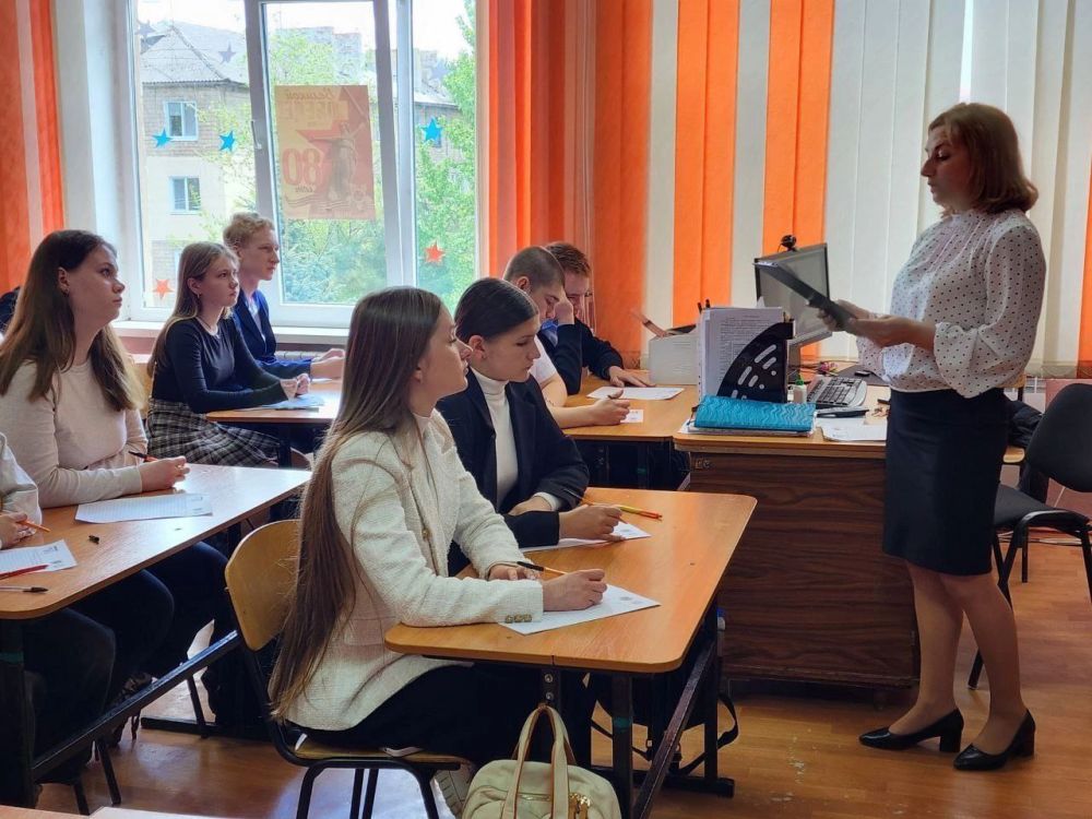 Чурсинова Вероника, Пшеничных Ксения, Ефанова Мария, Мастеровенко Полина, Черепаха Надежда, Ручий Лилия, Артюхова Елизавета, Пироженко Кристина, Ефанова Анна, юнармейцы ВПК «Победа 57» г.о. Макеевка, принимают участие в...