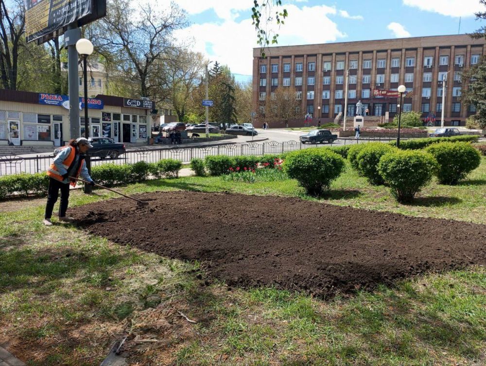 Михаил Меренков: Картина трудового дня рабочих зелёного строительства Буденновского района 28 апреля