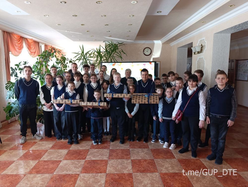 РУКОВОДСТВОМ «ДОНБАССТЕПЛОЭНЕРГО» ВРУЧЕНЫ ПОДАРКИ ИМЕНИННИКАМ ПОДШЕФНОЙ ДОНЕЦКОЙ СПЕЦИАЛЬНОЙ ШКОЛЫ-ИНТЕРНАТА №19